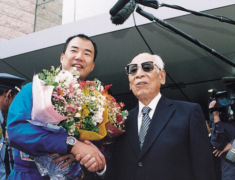 Ông Ando bắt tay phi hành gia Noguchi.